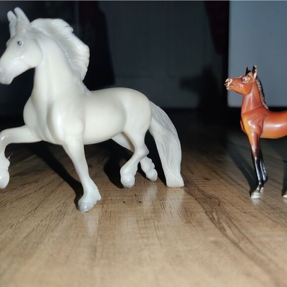 Breyer Reeves Horse Set Of Two Small Horses 3"in & 2½"in.The white silver one - Picture 8 of 11